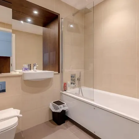 Chic 1bd Flat Wviews Of The Shard - South Quay! Apartment London