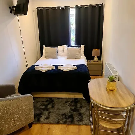 Chanel Ensuite Double * London