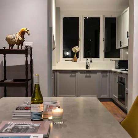 Vauxhall Shared House: Embassy Area Convenience