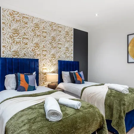 Stunning 3-bedroom In - Sleeps 8 Apartment *