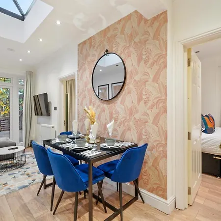 Stunning 3-bedroom In - Sleeps 8 *
