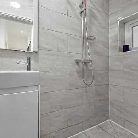 Apartment Stunning 3-bedroom In - Sleeps 8 *