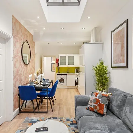 Stunning 3-bedroom In - Sleeps 8 *