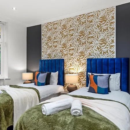 Stunning 3-bedroom In - Sleeps 8 Apartment *