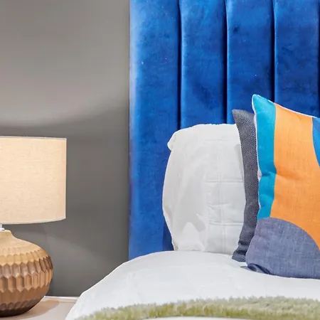 Stunning 3-bedroom In - Sleeps 8 Apartment London