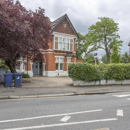 Apartment Stunning 4-bed In London-parking & Garden