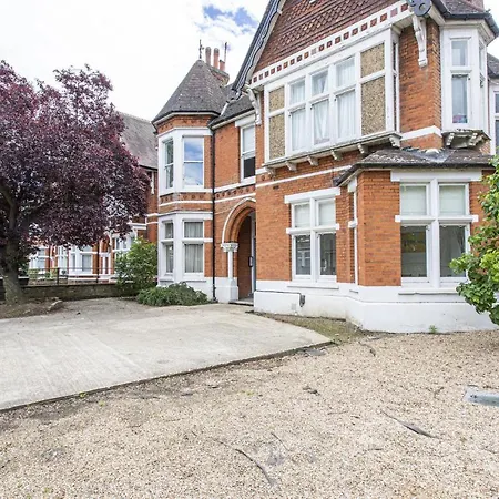 Stunning 4-bed In London-parking & Garden