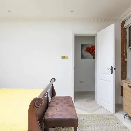 Stunning 4-bed In London-parking & Garden Apartment London
