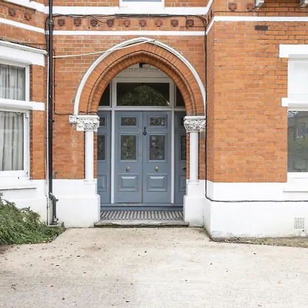 Stunning 4-bed In London-parking & Garden Apartment