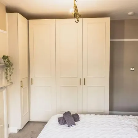 Cosy 3 Bedroom House With Free Parking Near Kingston Thames *