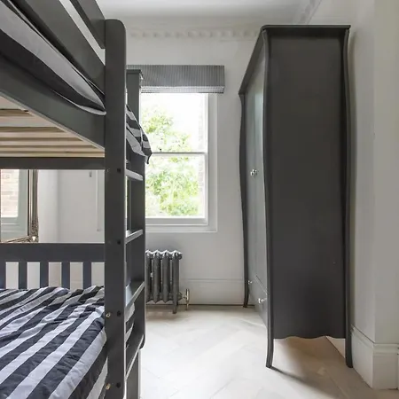 Stunning 4-bed In London-parking & Garden London