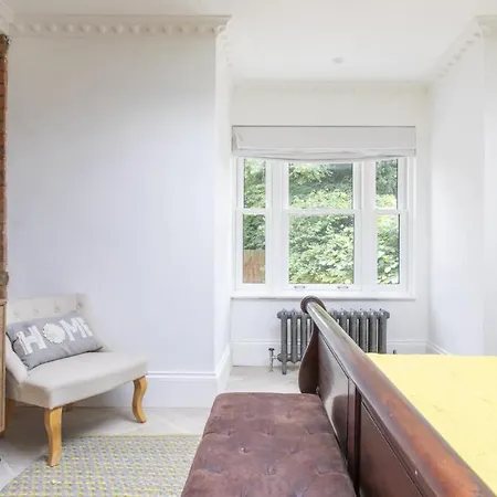 Stunning 4-bed In London-parking & Garden Apartment