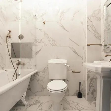 Stunning 4-bed In London-parking & Garden Apartment *