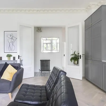 Stunning 4-bed In London-parking & Garden Apartment London