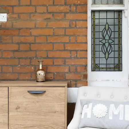 Stunning 4-bed In London-parking & Garden Apartment *