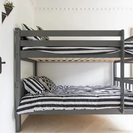 Apartment Stunning 4-bed In London-parking & Garden London