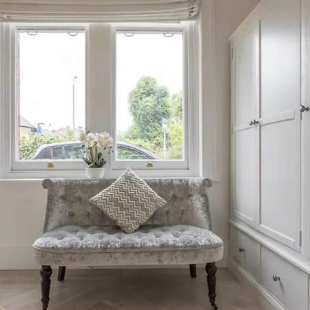Stunning 4-bed In London-parking & Garden Apartment