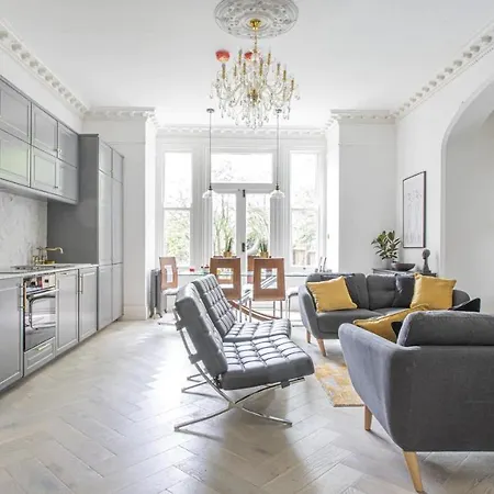 Stunning 4-bed In London-parking & Garden Apartment *