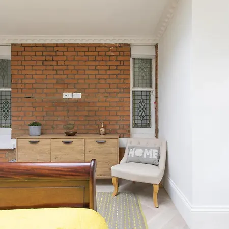 Stunning 4-bed In London-parking & Garden London