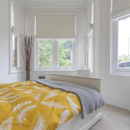 Stunning 4-bed In London-parking & Garden Apartment