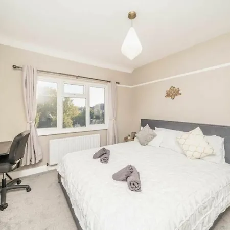 Cosy 3 Bedroom House With Free Parking Near Kingston Thames *