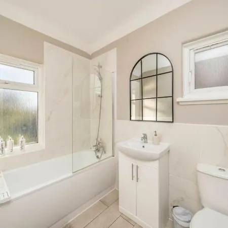 Cosy 3 Bedroom House With Free Parking Near Kingston Thames