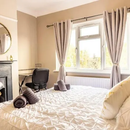 Cosy 3 Bedroom House With Free Parking Near Kingston Thames * New Malden