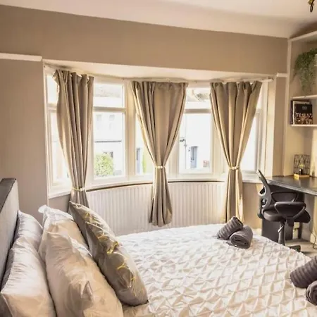 Cosy 3 Bedroom House With Free Parking Near Kingston Thames