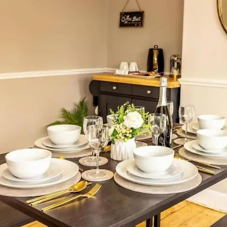 Cosy 3 Bedroom House With Free Parking Near Kingston Thames *