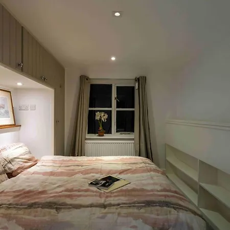 Homestay Vauxhall Shared House: Embassy Area Convenience