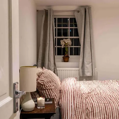 Homestay Vauxhall Shared House: Embassy Area Convenience London