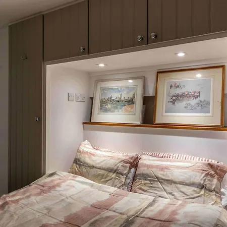 Homestay Vauxhall Shared House: Embassy Area Convenience