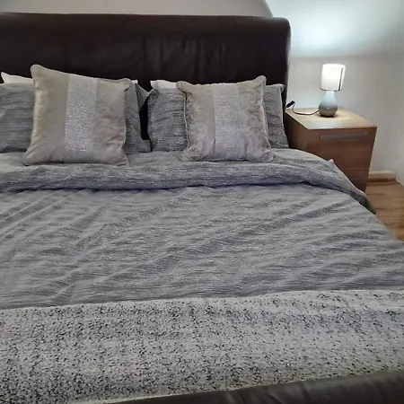 Comfortable 2 Bedroom House With Free Parking And Great Transport Links Dagenham