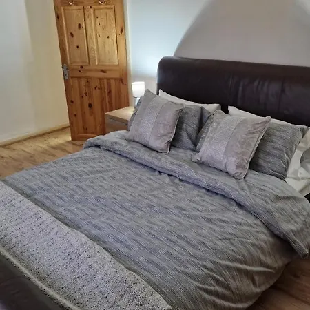 Comfortable 2 Bedroom House With Free Parking And Great Transport Links Holiday home *