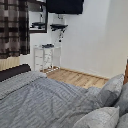Comfortable 2 Bedroom House With Free Parking And Great Transport Links Holiday home Dagenham