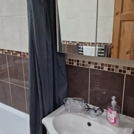 Comfortable 2 Bedroom House With Free Parking And Great Transport Links Holiday home *