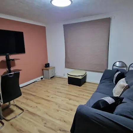 Holiday home Comfortable 2 Bedroom House With Free Parking And Great Transport Links