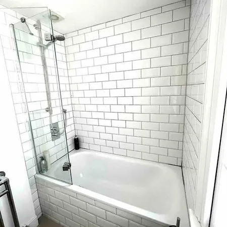 Fab Split Level Kensington *