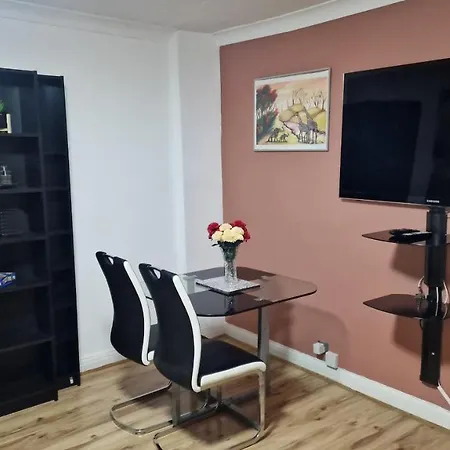 Comfortable 2 Bedroom House With Free Parking And Great Transport Links *