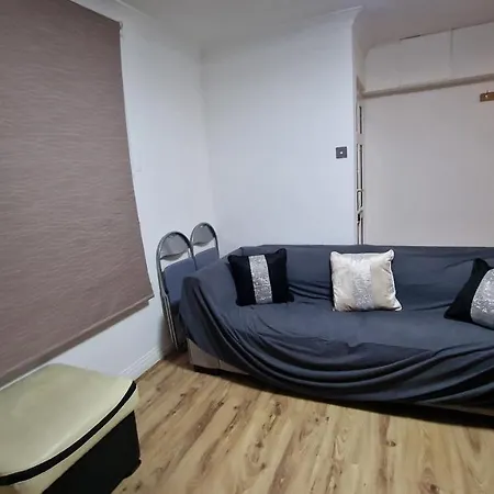 Comfortable 2 Bedroom House With Free Parking And Great Transport Links Holiday home *