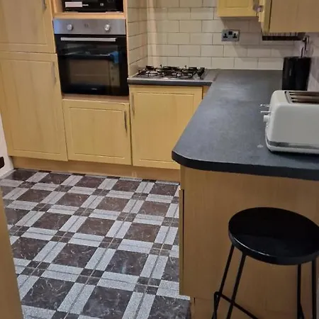 Comfortable 2 Bedroom House With Free Parking And Great Transport Links *