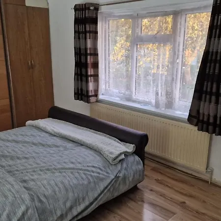 Holiday home Comfortable 2 Bedroom House With Free Parking And Great Transport Links Dagenham