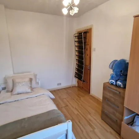 Comfortable 2 Bedroom House With Free Parking And Great Transport Links Holiday home *