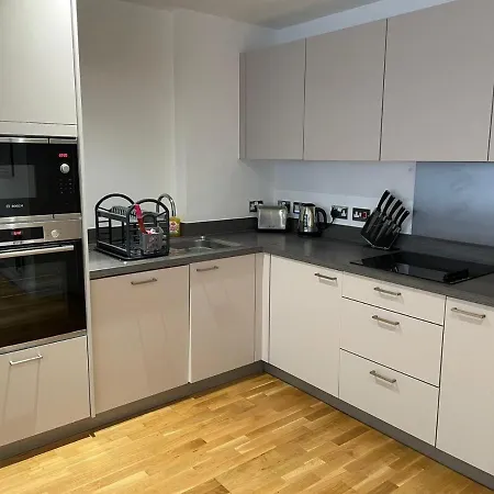 Apartment Lovely 2 Bedroom *