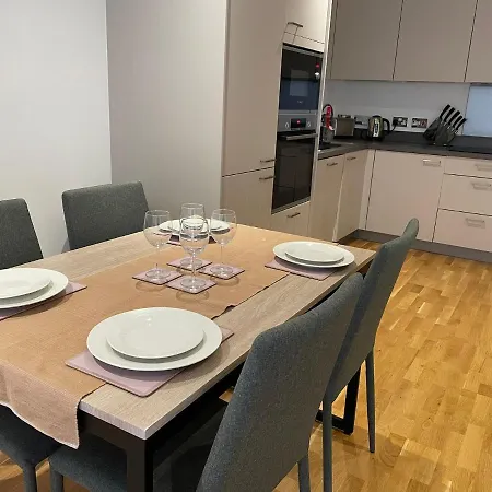 Lovely 2 Bedroom *