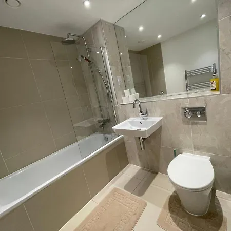 Lovely 2 Bedroom Apartment *