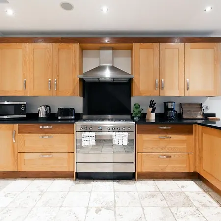 Beautiful 4 Bedroom House Near Paddington Station *