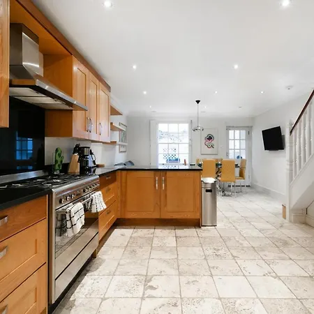 Beautiful 4 Bedroom House Near Paddington Station
