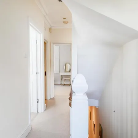 Beautiful 4 Bedroom House Near Paddington Station Holiday home