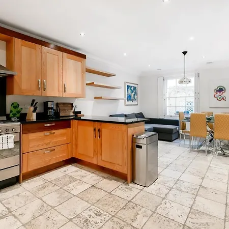 Holiday home Beautiful 4 Bedroom House Near Paddington Station London